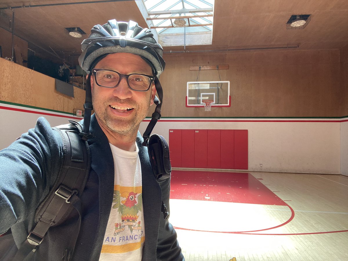 peterhartlaub's tweet image. I’m definitely looking for an invite to return to @SFItalianAC to:

🇮🇹 Hang out with Romano “the most famous bartender in North Beach.”

🇮🇹 Play on the SFIAC basketball court, which is frozen in time &amp;amp; reminded me of the gym in “The White Shadow.”

sfchronicle.com/podcasts/artic…