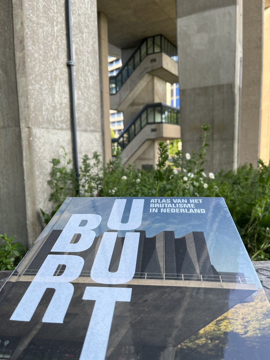 View_points's tweet image. Op een zeer toepasselijke plek het BRUUT boek laten afleveren. Het voormalige Postgiro gebouw. Dank voor een schitterend boek! @Funkturm1969 @MartjanKuit @arjandenboer #bruut
