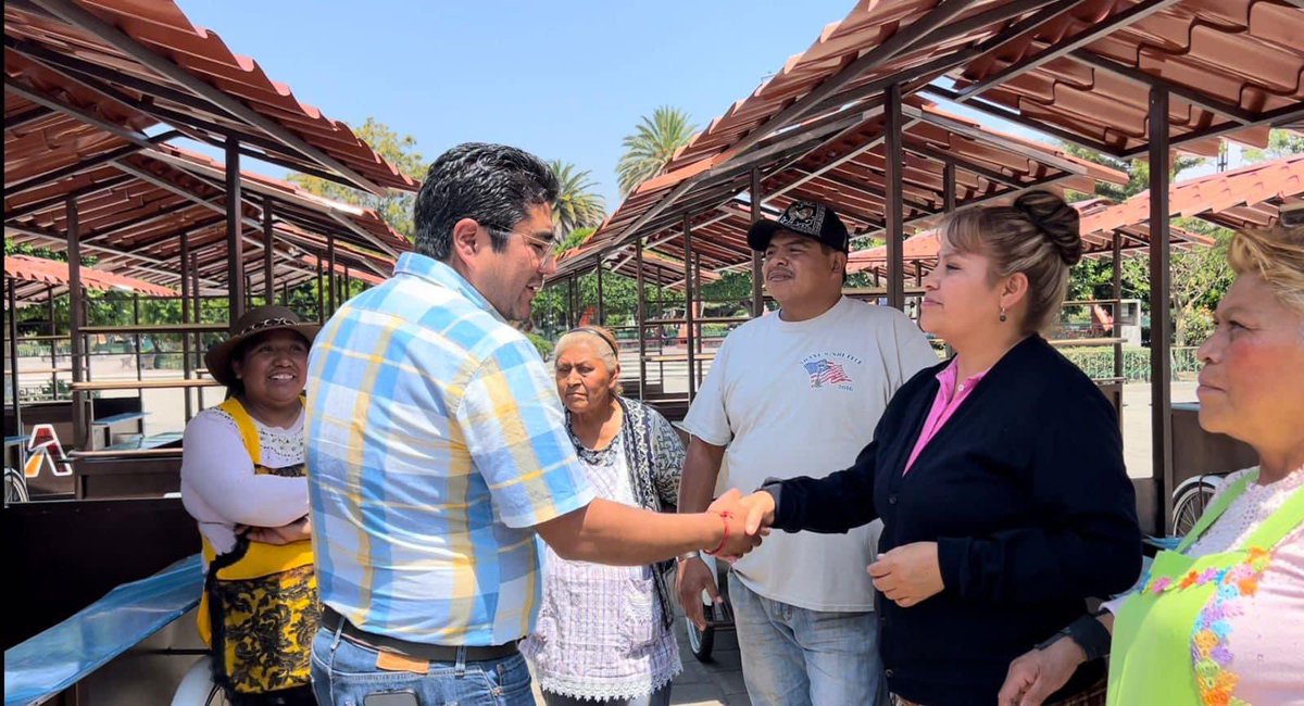 El ordenamiento comercial es una realidad.

Estamos cambiando la imagen de nuestro centro histórico, entregue carritos tipo a los comerciantes del zócalo para apoyar el desarrollo de la economía y se vea reflejado en sus ingresos, 1/2