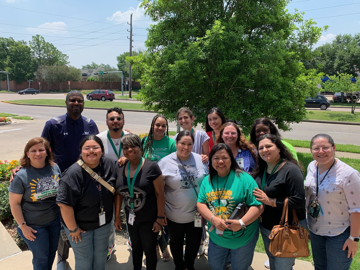 Look who we ran into while having our end of the year lunch!!! Youens meets and greets Dr. Mays at Alicia's! @AISDSupe @AliefISD #aliefproud