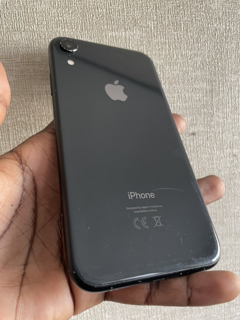 iPhone XR
128GB
89% 🔋life 
Face ID ✅
True Tone ✅