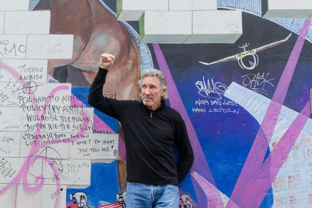 Erik Fletcher Waters padre di #RogerWaters è morto ad Anzio nel 1944, lo hanno ucciso i #nazisti. Waters ha scritto "When the Tigers Broke Free" sulla morte del padre. "Goodbye Blue Sky" racconta i bombardamenti tedeschi su Londra. Il tema di The Wall è l'oppressione. #PinkFloyd