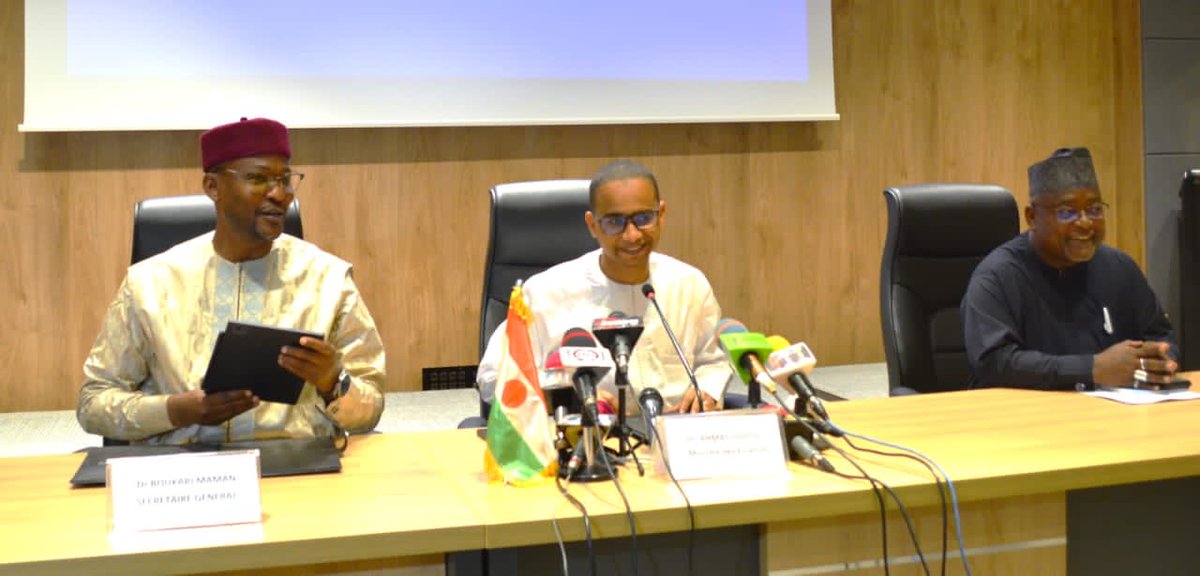 J’ai animé une conférence de presse ce matin afin d’édifier nos compatriotes sur le processus en cours d’assainissement et de mensualisation des pensions des retraites. Malgré des obstacles réels, le processus suit son cours dans des très bonnes conditions.