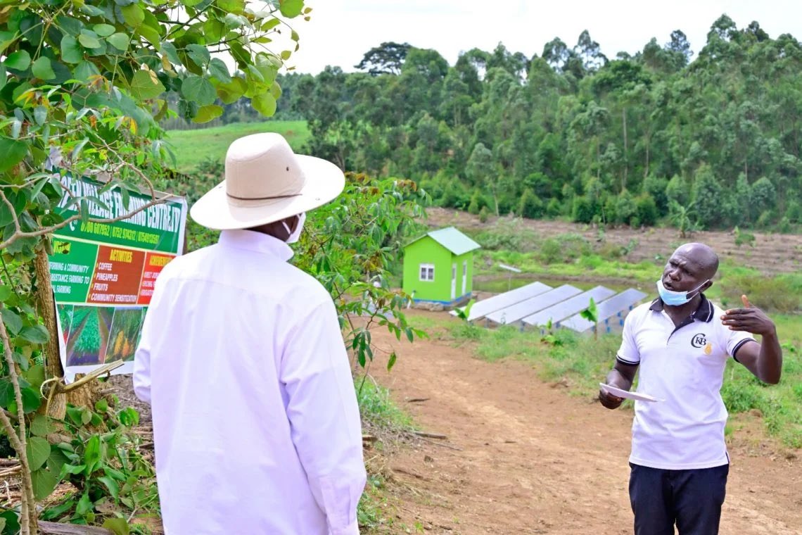 President Museveni donates machinery worth 400m to Masaka farmers.

He also promised to continue supporting coffee farmers and avail them with among others; a coffee roasting machine, and a coffee grinding machine; all costing Shs.150m. #Musevenomics