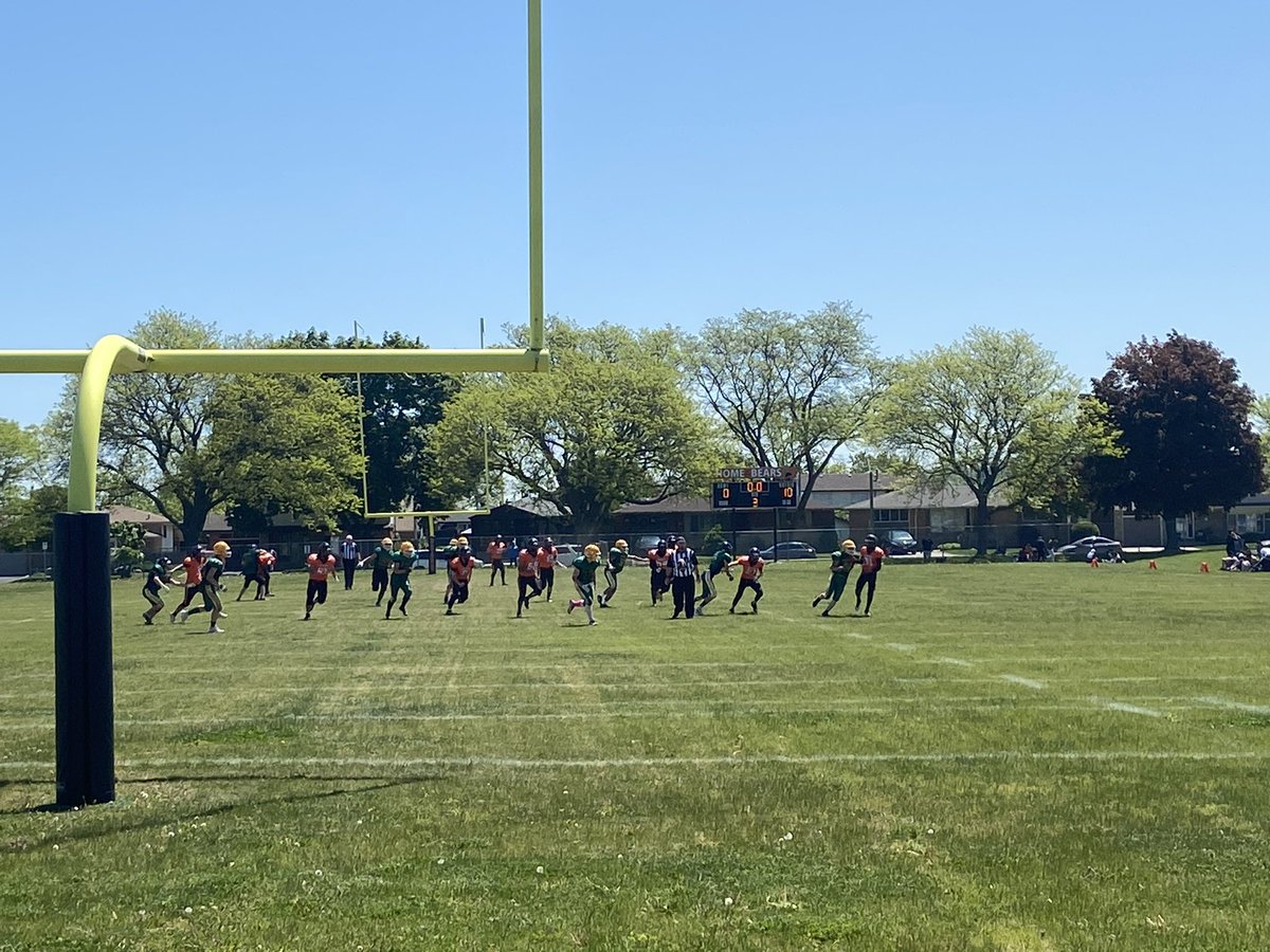 Glendale_HWDSB's tweet photo. It was wonderful to welcome Grade 8s from our feeder schools for our football game against @WestdaleSS! Thank you to coaches Mr. Cheeseman and Mr. Borsc, teachers who volunteered to help & Ms. Burnell for making this incredible day possible! #GlendaleBears #FridayFeeling https://t.co/e8WN1Gt2wC