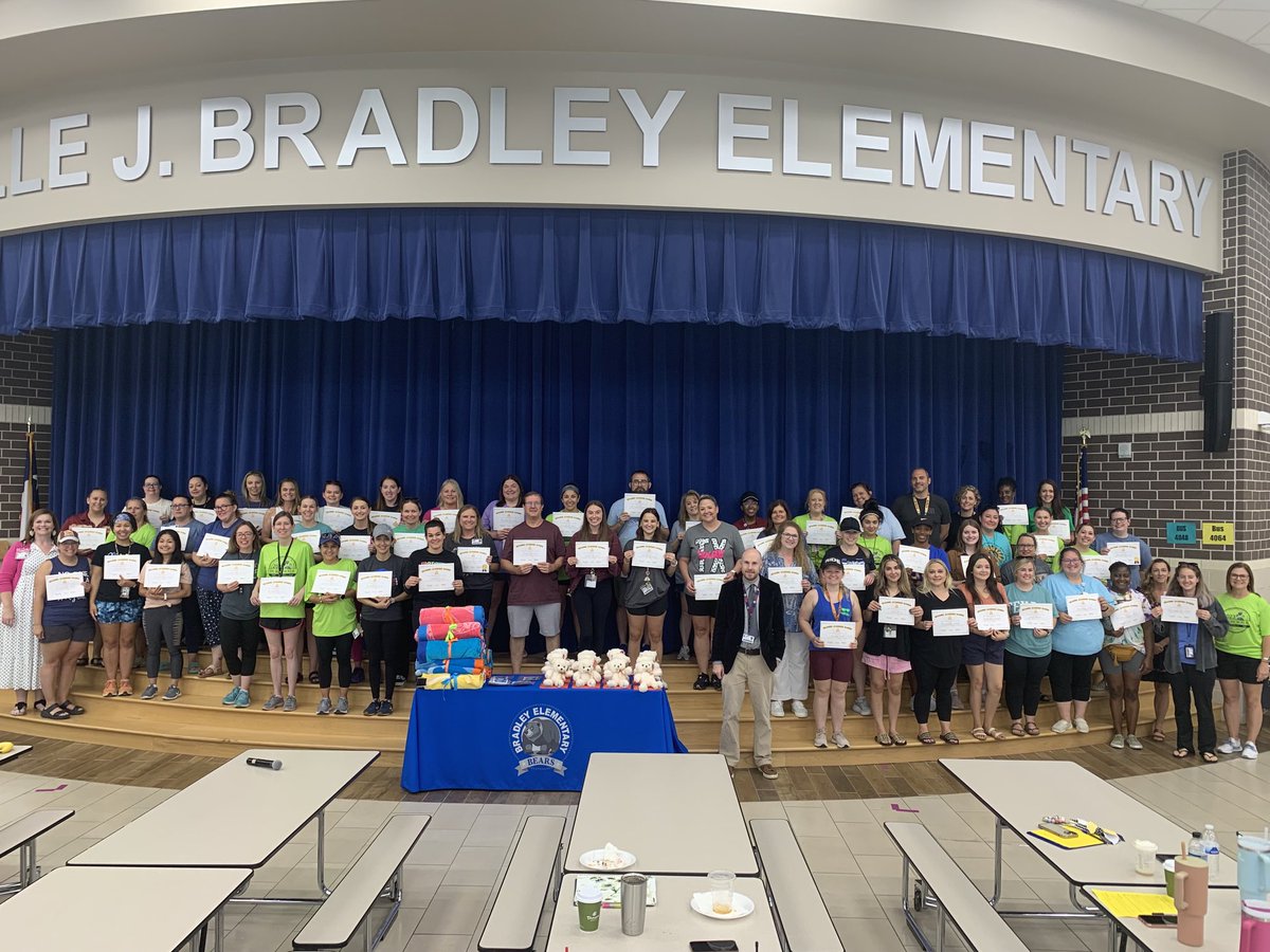 masmith1914's tweet photo. Lots of creative Reading Academy graduation ceremonies took place across the district today.  Congratulations to all of the teachers, coaches, administrators and staff who completed the training this year! https://t.co/Ph1lVJfpN6