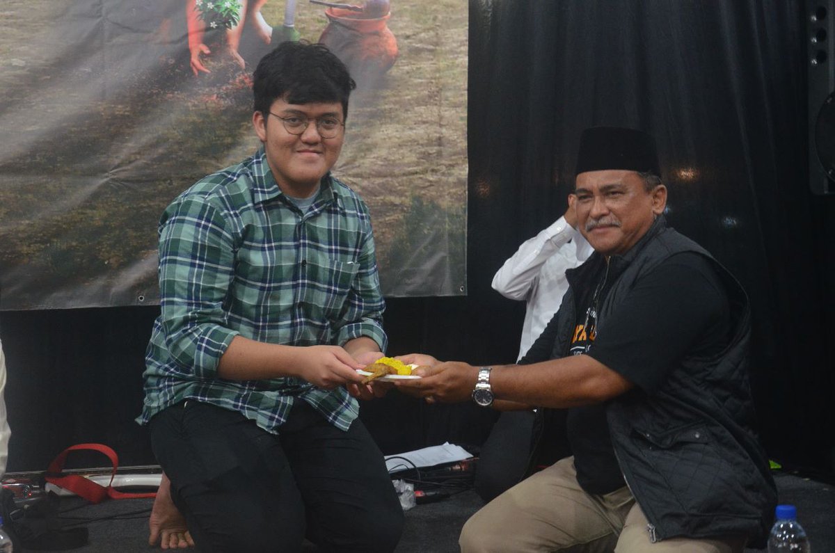 kenduricinta's tweet photo. Momen spesial, kejutan untuk Cak Nun. Rampak, putera bungsu Cak Nun malam ini turut hadir di #KCMei, memotong tumpeng 70 tahun Cak Nun. https://t.co/HxAsP641Jp