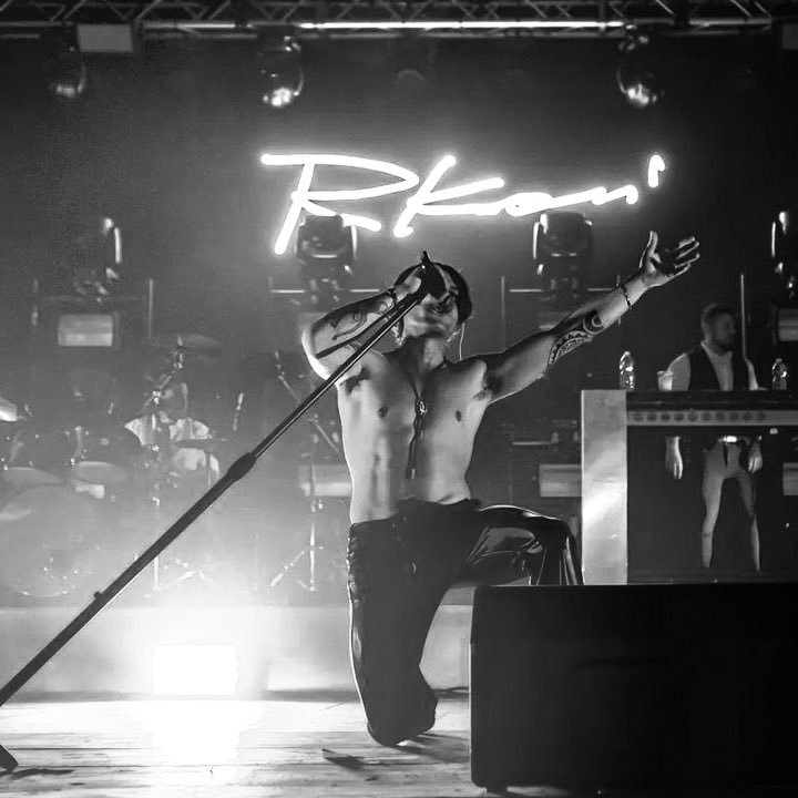 rkomilive's tweet photo. Il 7 giugno #rkomi si esibirà al rockin’1000 a Roma. È un evento gratuito ma riservato solo ai maggiorenni https://t.co/ufrRYNpm7i