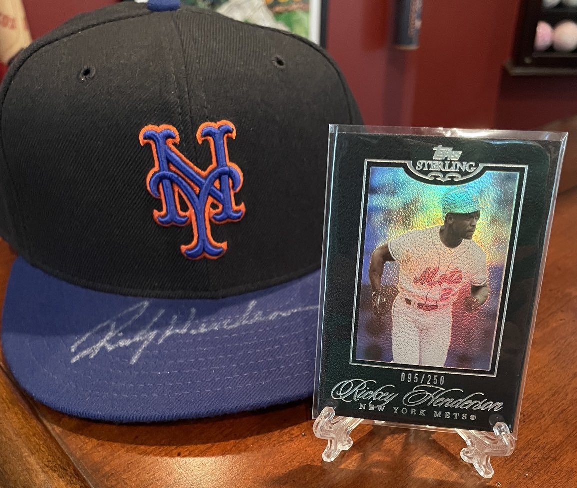 At 40 yrs old #rickeyhenderson would win comeback player of the year with the @Mets in ‘99 hitting .315, stealing 37 bags, and just being Rickey. This 2004 @Topps Sterling highlights that season along with an #auto hat! 🧤🧤#tradingcards #baseballcards #thehobby @CardPurchaser 💚