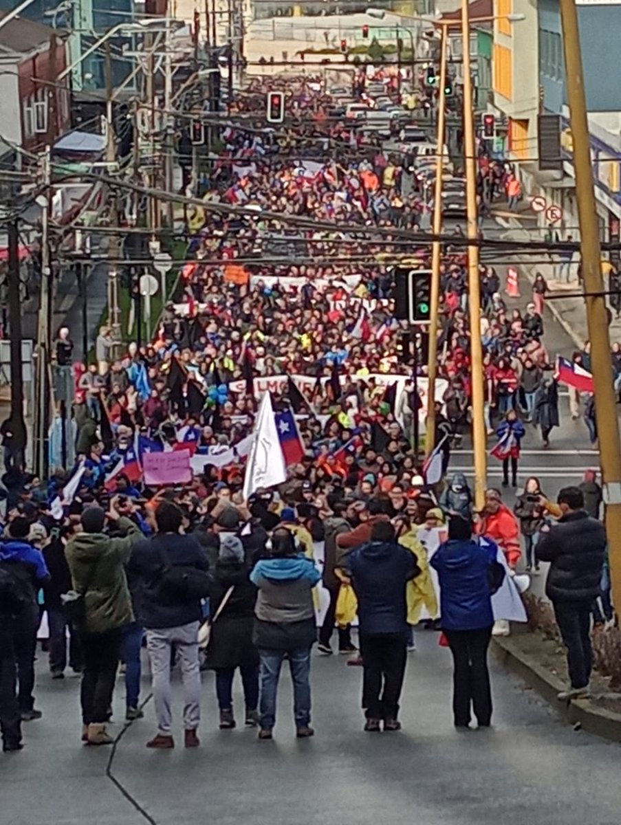 EL SUR DE CHILE 🇨🇱 SE MOVILIZA!

10.000 personas marchan en Puerto Montt en CONTRA del Proyecto de Ley del @GobiernodeChile que busca ELIMINAR el 60% de la Industria Salmonera afectando a 70.000 empleos directos, sobre todo mujeres.
#Salmonero 
(Atentos al Borde 12)
#FueraONU