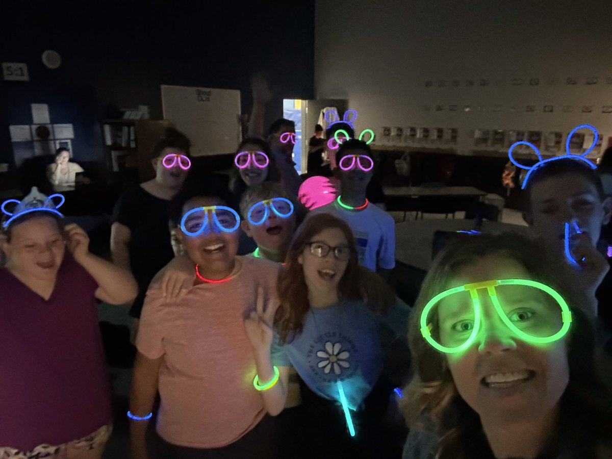 McNairMiddleSch's tweet image. Glow Time!  #mustangsrun #rockitout