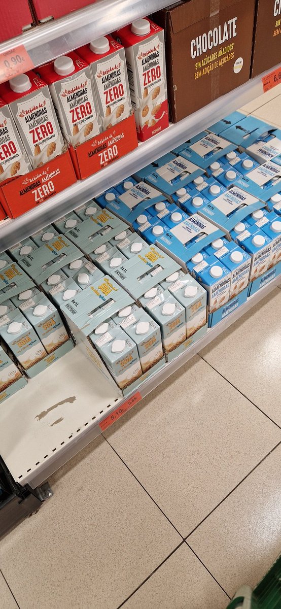Coquetabb's tweet photo. @Mercadona no hay manera... esto sigue.. las cajas de leche de Soja, las únicas que abren quitando la parte delantera. Lo que lo hace muy incómodo para comprar y transportarlas... es necesario que lo hagan en tooooodas???? 🤦‍♀️🤦‍♀️🤦‍♀️ https://t.co/r8e7K1TR42