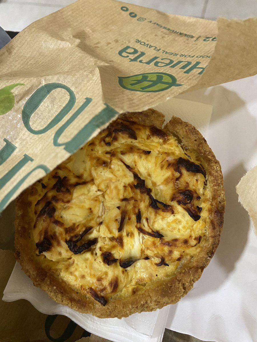 PuccaOrtiz's tweet photo. Gente, por favor atiendan y NO compren alimentos de LA HUERTA.
Acabé de comprar esta tarta del local del shopping del sol y tiene gusanos.
Hola @sedecopy tienen laburo por acá. https://t.co/eMrmopdOmR