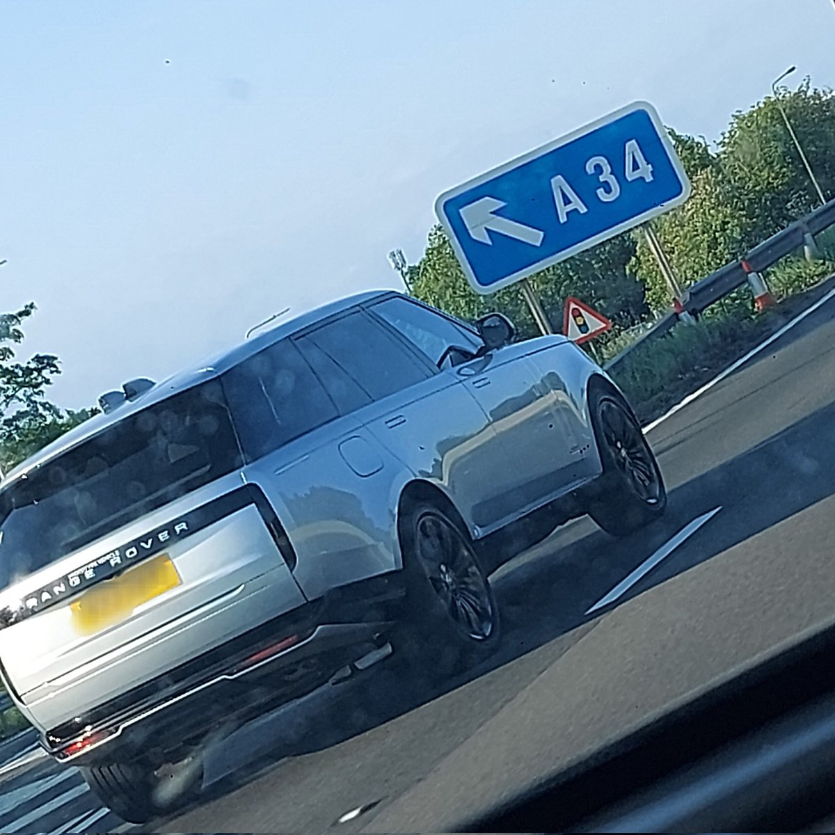 DrKhan_do's tweet photo. Saw an unusual sight on the highway - Range Rover #Prototype out and about 🚗 🚘 🏎 😌😎 #nicewheels #RangeRover @LandRover_UK @LandRover https://t.co/iMDqeyA5Hx