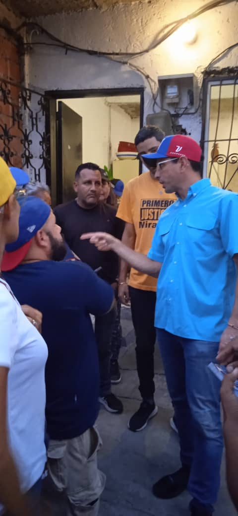 #25mayo El equipo político de @primerojzamora #Guatire acompañó ayer al recorrido casa x casa que se realizó en el sector  las Palmas  del municipio Plaza a nuestro Líder y Candidato Presidencial a la Primaria @hcapriles