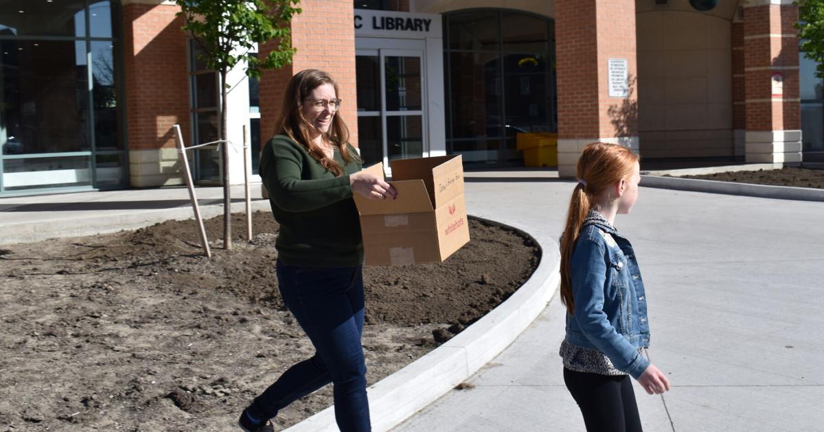 VIDEO: 'Made a lot of people's day:' Barrie Public Library transports ducklings through downtown core to waterfront <a href="/BPL_inthecity/">Barrie Public Library</a> <a href="/cityofbarrie/">The City of Barrie</a> #ducks #ducklings #Ontario #wildlife
torstar.co/9B6a50Oy0MW
