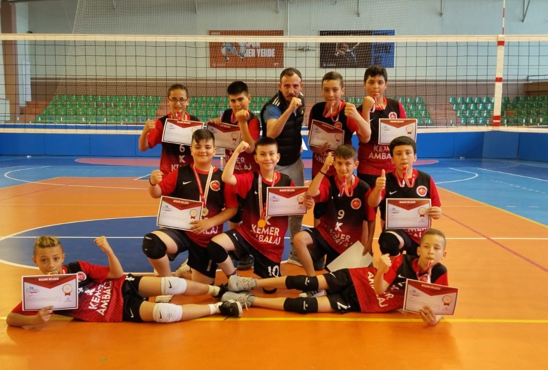 15 Temmuz Şehit Birol Yavuz Ortaokulu Küçük Erkekler voleybol takımımız Türkiye Finallerinde. Bedestenden Türkiye ye sesleniş. İyi ki varsınız. Teşekkürler Bizim Çocuklar
<a href="/tokatvaliligi/">Tokat Valiliği</a>
<a href="/GSB_Tokat/">Tokat Gençlik ve Spor İl Müdürlüğü</a>
<a href="/tokatmem/">Tokat İl Milli Eğitim Müdürlüğü</a> <a href="/ahmetozdemirmem/">Ahmet Özdemir</a>