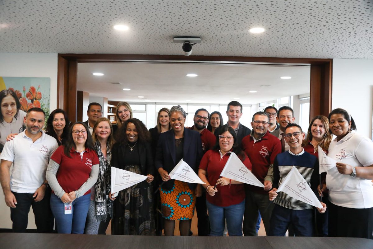 sintramen's tweet photo. Firmamos nuestro cuarto acuerdo colectivo con el Gobierno del Cambio, acuerdo que trae la ampliación de la planta, incremento de los recursos de apoyo educativo, teletrabajo y muchos beneficios para los trabajadores del MEN. @petrogustavo @FranciaMarquezM @PalmaEdwin 1/2 https://t.co/OmNXba6MXk