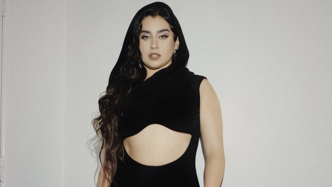 Im_jauregui's tweet photo. O visual é muito legal, sou só eu ou a Lauren parece a própria Morticia Addams?
#InBetweenOutAtMidnight #InBetween Lauren jauregui #Wolves https://t.co/HuPQQFG9pz