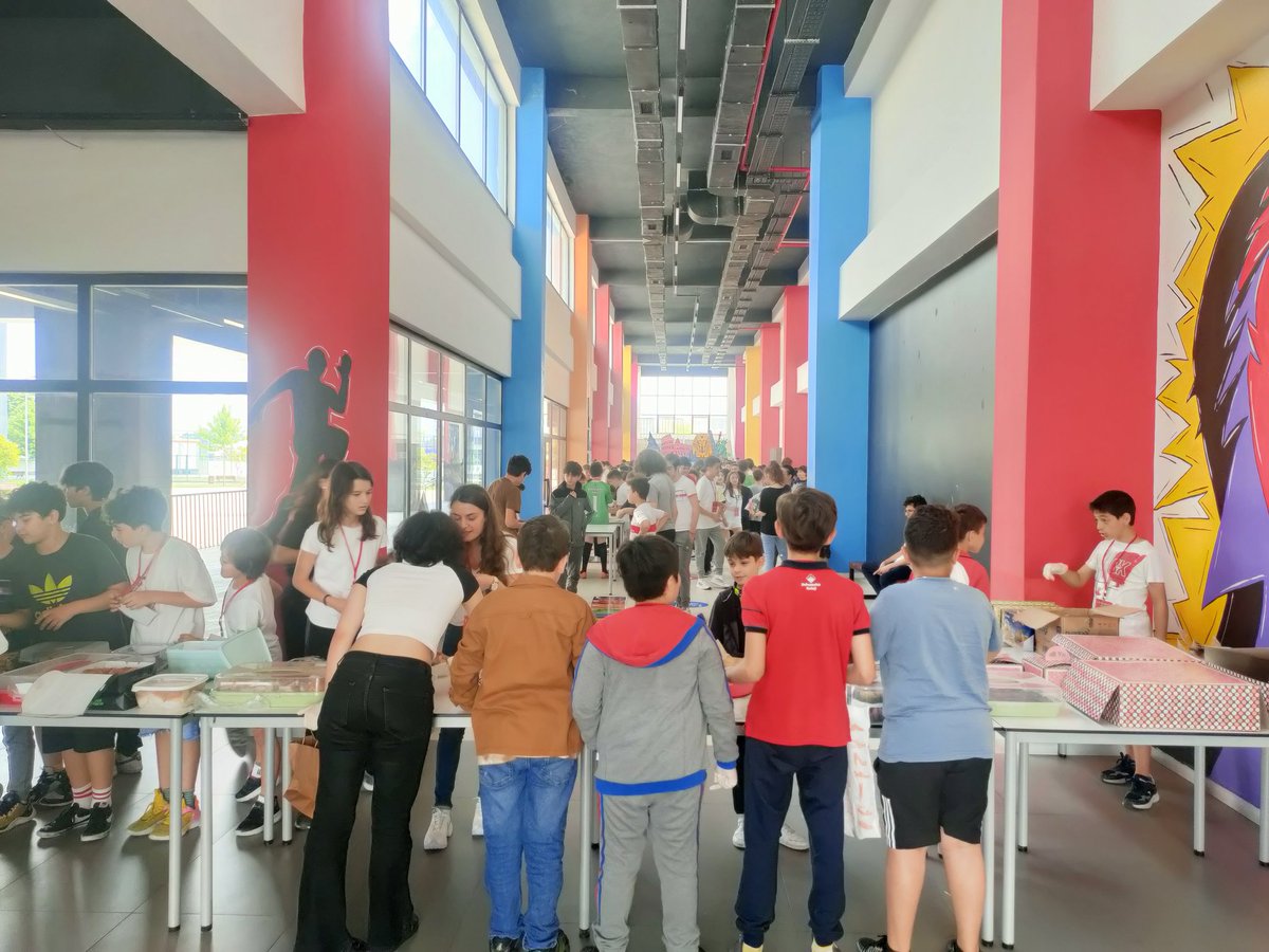 Sakarya_BK's tweet image. Middle School students had such great time while playing English and German games, earning coins, eating delicious food and speaking English and German all day long in Language Fest.

#BKortaokul❤️💙 
#languagefest
