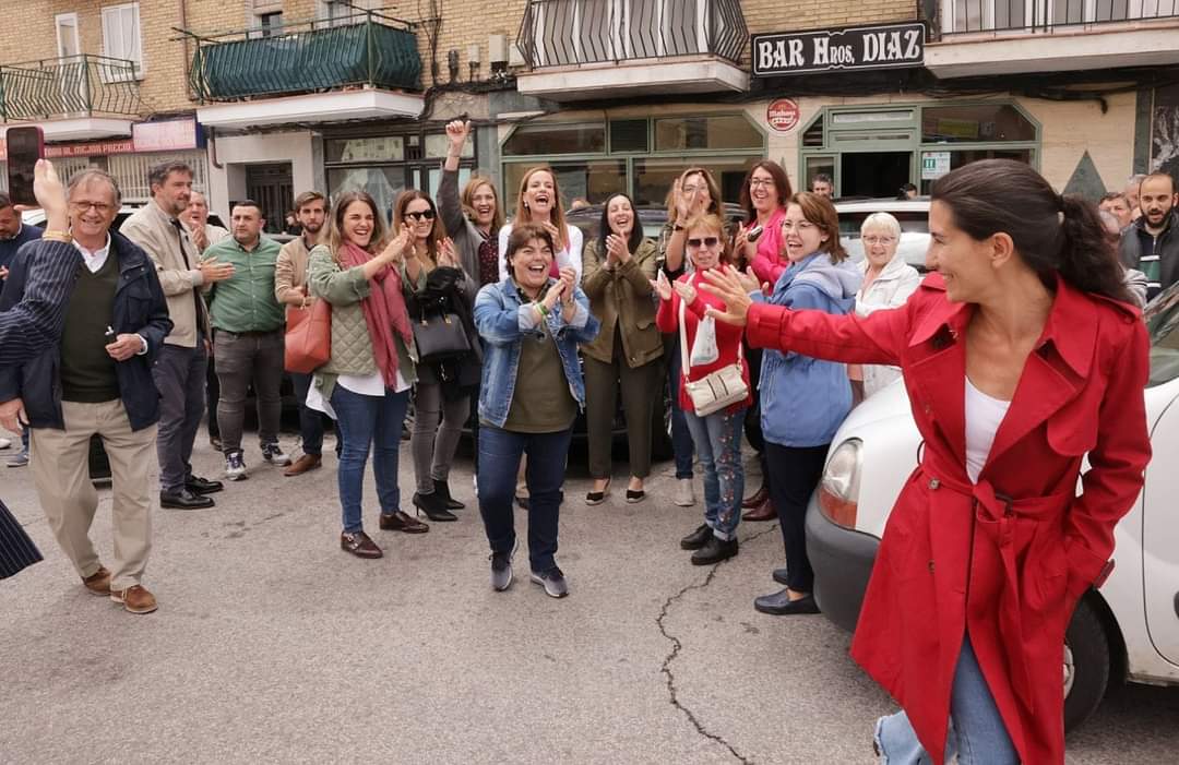 Alejados de moquetas.
En la calle, con la gente, con quien hay que estar. 

Gracias @monasterioR por cuidar a Fuenlabrada y por haber disfrutado en el famoso 'Bar Tejero'.