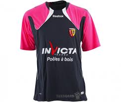 J'y pense, pour le 10ème anniversaire de la 2nd descente de Lens en L2 (2010/2011), Puma aurait pu sortir un remake de cette merveille de paillasson. On en a eu des maillots de merde vendus 90 balles mais celui la c'est top 3 tellement ils donnaient envie de nous rouler dessus.