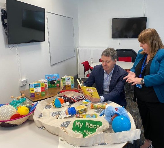 Delighted that Minister @Paschald got the opportunity to chat to Marion Byrne @ELI_Docklands about 'My Place to Play' a national initiative to support parents & young children living in temporary & emergency accommodation #myplacetoplay #partnership_in_action