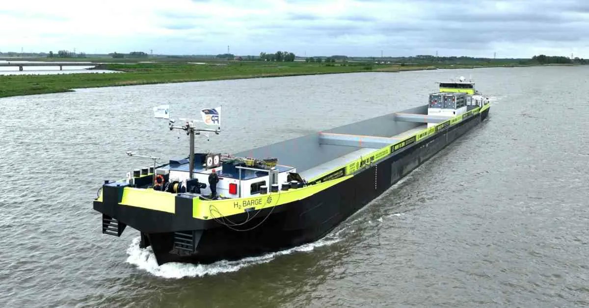 Future Proof Shipping Launches First Hydrogen-Powered Inland Container Ship 

...Check Out this article 👉buff.ly/3orUITo 

#FutureProofShipping #Shipping #Maritime #MarineInsight #Merchantnavy #Merchantmarine #MerchantnavyShips