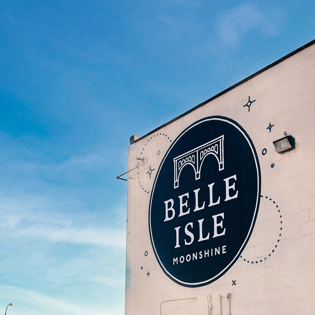 wow a long weekend friday just hits different 🥹 

need to stock up on supplies for your MDW festivities? or just, ya know, wanna chill with us?! our distillery is open for all your sipping and shopping needs today (5/26) from 10am – 7pm, and Saturday 5/27 from 12–5pm ✌︎