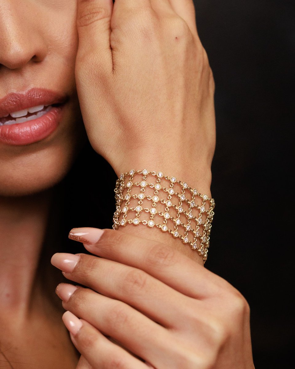 OBSESSED with this gold cuff chain bracelet 😍

#goldbracelet #styletrend #luxury #jotd #jewelryoftheday #diamondbracelet #goldanddiamonds