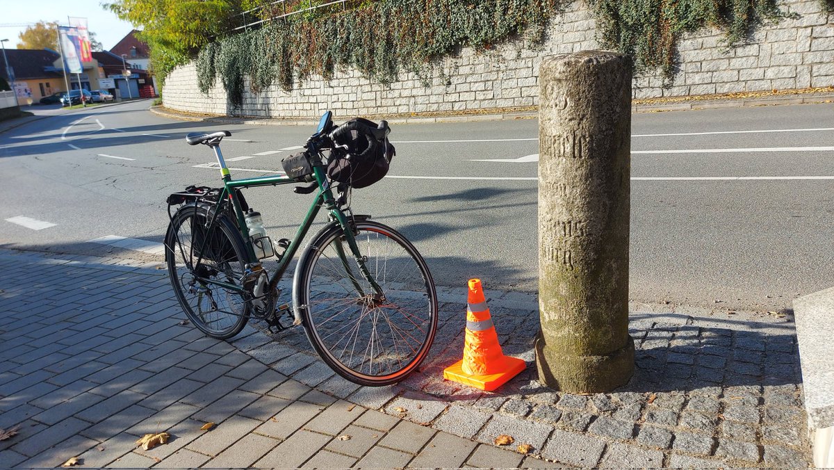 JWiegetritt's tweet photo. In #Wörth an der #Donau, #Oberpfalz, steht in der Nähe der Kreisklinik an der Regensburger Straße ein alter historischer Entfernungs- #Kilometerstein. 25 km sind es von hier nach #Regensburg #Fahrrad #Radtour #LandkreisRegensburg #Pylone https://t.co/Av6YHJrgif