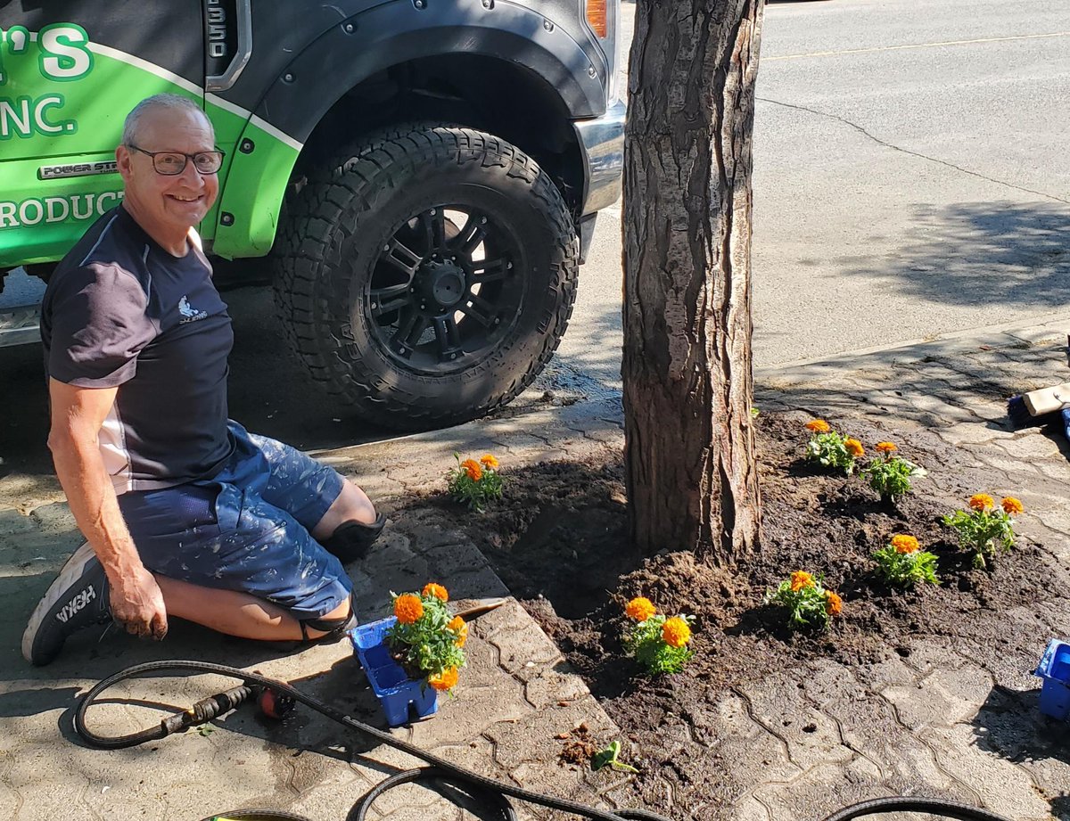 dtkamloops's tweet photo. Ray from #CoolRunning adding some colour and sunshine in the 300blk of Victoria St. Thanks to the stewards of our #downtown and great city of #Kamloops. https://t.co/jsLw7oHHc2