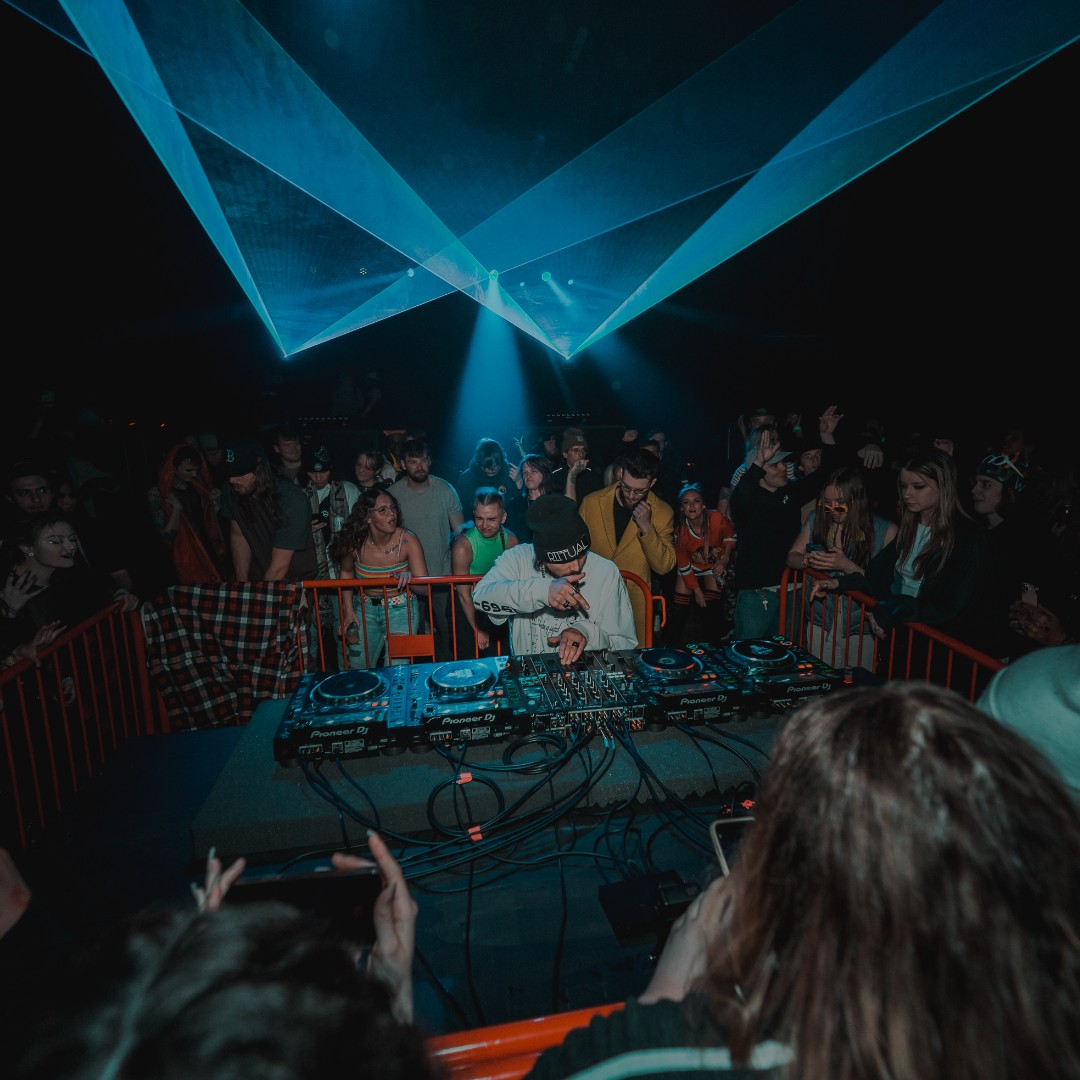 PangolinSystems's tweet photo. As we gear up for the weekend, we wanted to shine a light on our friend Anrkeylasers and their amazing work programming lasers for Mutiny Music Collective Using their #UnityElite 3 lasers, they made a killer show for DEFF MATE and Jordan Capozzi! 🙌🔥✨ #weekendvibes https://t.co/gQ6yl68WVE