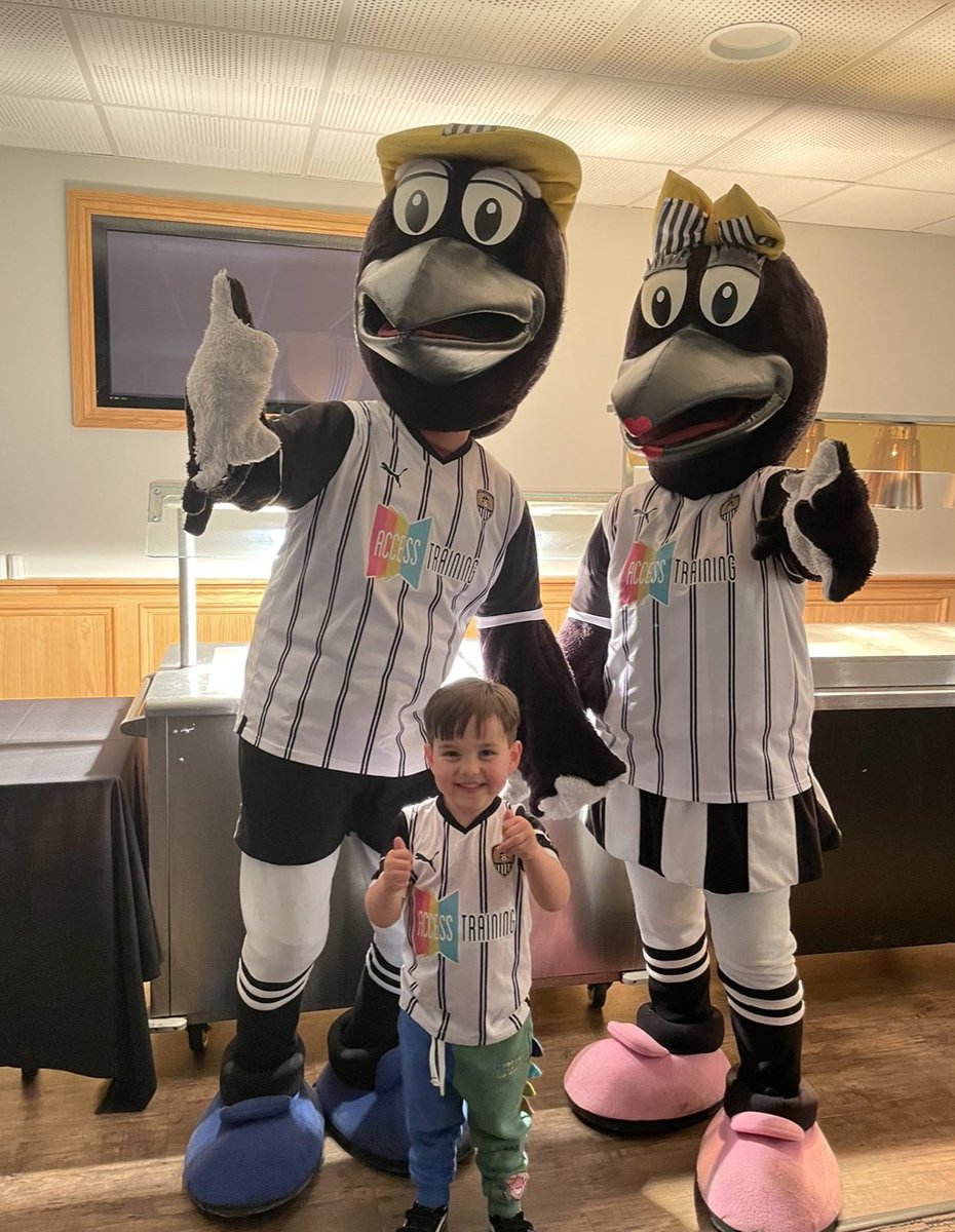 Jezza_NCFC's tweet photo. @Official_NCFC @TheVanaramaNL Memories 10. Harry had a great time at the Easter Party! #NottsCounty #NCFC ⚫️⚪️⚫️⚪️ ⚽️ @Junior_Morias @JadeyBoy https://t.co/KSzV3WZoe3
