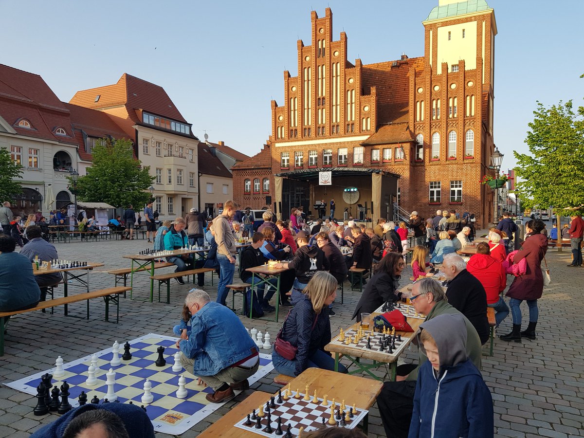 Morgen findet das "9. 'ran an den Turm" statt, aber schon heute feiern wir 775 Jahre Stadtrecht  für Wittstock. Natürlich mit Schach auf dem Marktplatz! 😀