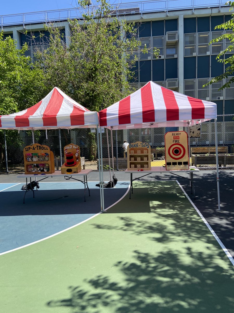 Our Kindergarten students enjoying pizza before visiting the bouncy house and face painting stations. Fun day!  ⁦<a href="/NYCESPA/">NYCESPA</a>⁩ ⁦<a href="/HTLC154/">CS154</a>⁩ ⁦<a href="/District5NYC/">NYC District 5</a>⁩