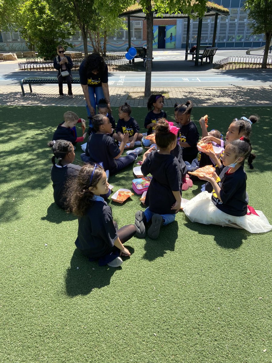 ElizabethJarr20's tweet photo. Our Kindergarten students enjoying pizza before visiting the bouncy house and face painting stations. Fun day!  ⁦@NYCESPA⁩ ⁦@HTLC154⁩ ⁦@District5NYC⁩ https://t.co/EW9zExEZvi