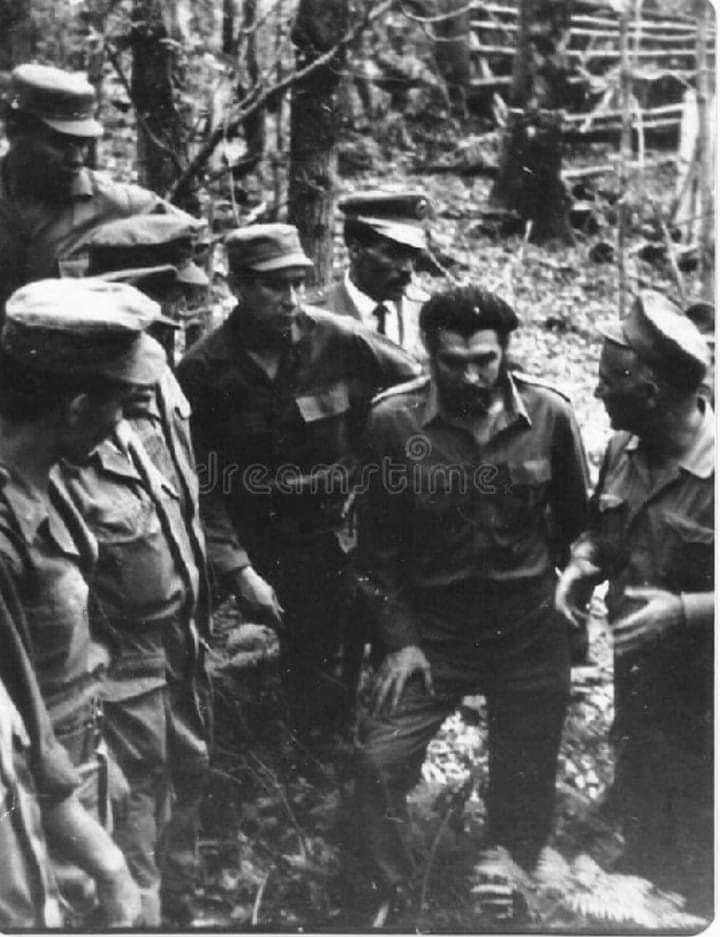 ArchivesKabyle's tweet photo. [VISITE DU CHE GUEVARA] 

 Le che Guevara en 1963, dans le maquis kabyle. https://t.co/mzomRXlUKq