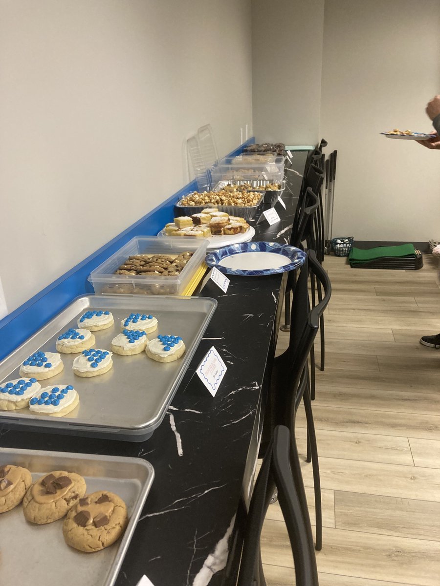 TrustedInsite's tweet photo. This morning, we had a bake sale fundraiser for Starlite Shores Family Camp! With InsITe matching, we were able raise $1,110.00 for this awesome organization that cares for families going through childhood cancer. Plus, we all got to take home some delicious desserts and snacks! https://t.co/NFg9ZSccrz