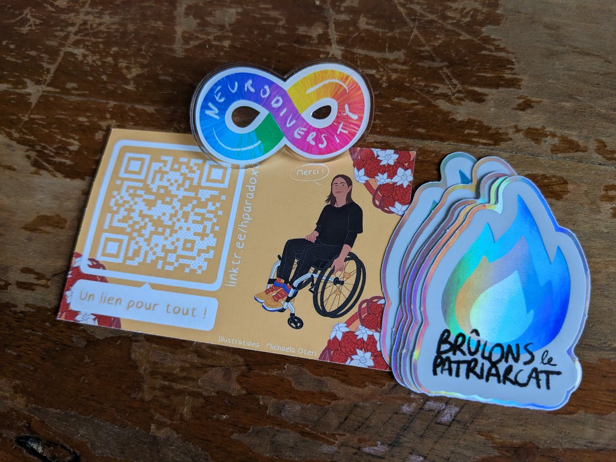 J'ai reçu le super pins et les stickers trop cools de @hparadoxa !!! Flashez le code pour le soutenir !!!