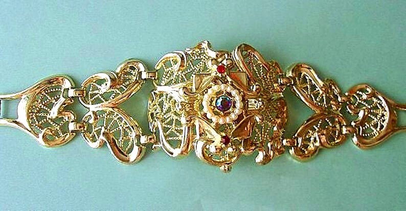 etsy.com/listing/149062…
#bracelet #vintage #SarahCoventry #designer #signed #goldplate #chunky #wide #filigree #goldtone #ABrhinestone #statement #huge #ornate #giftforHer #domed #collectible