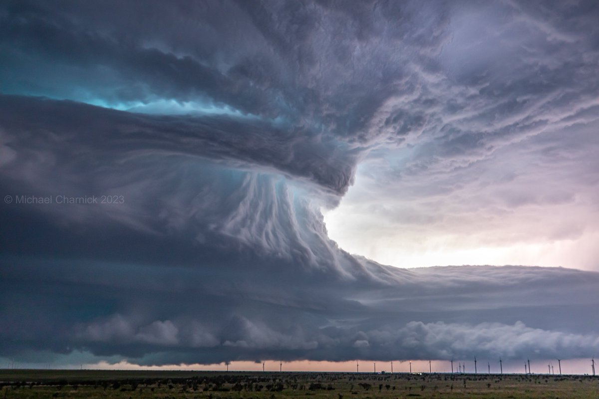 charnick_wx's tweet image. A few more quick edits from last night, south of Tucumcari, New Mexico. Atmospheric artwork! #NMwx #supercell