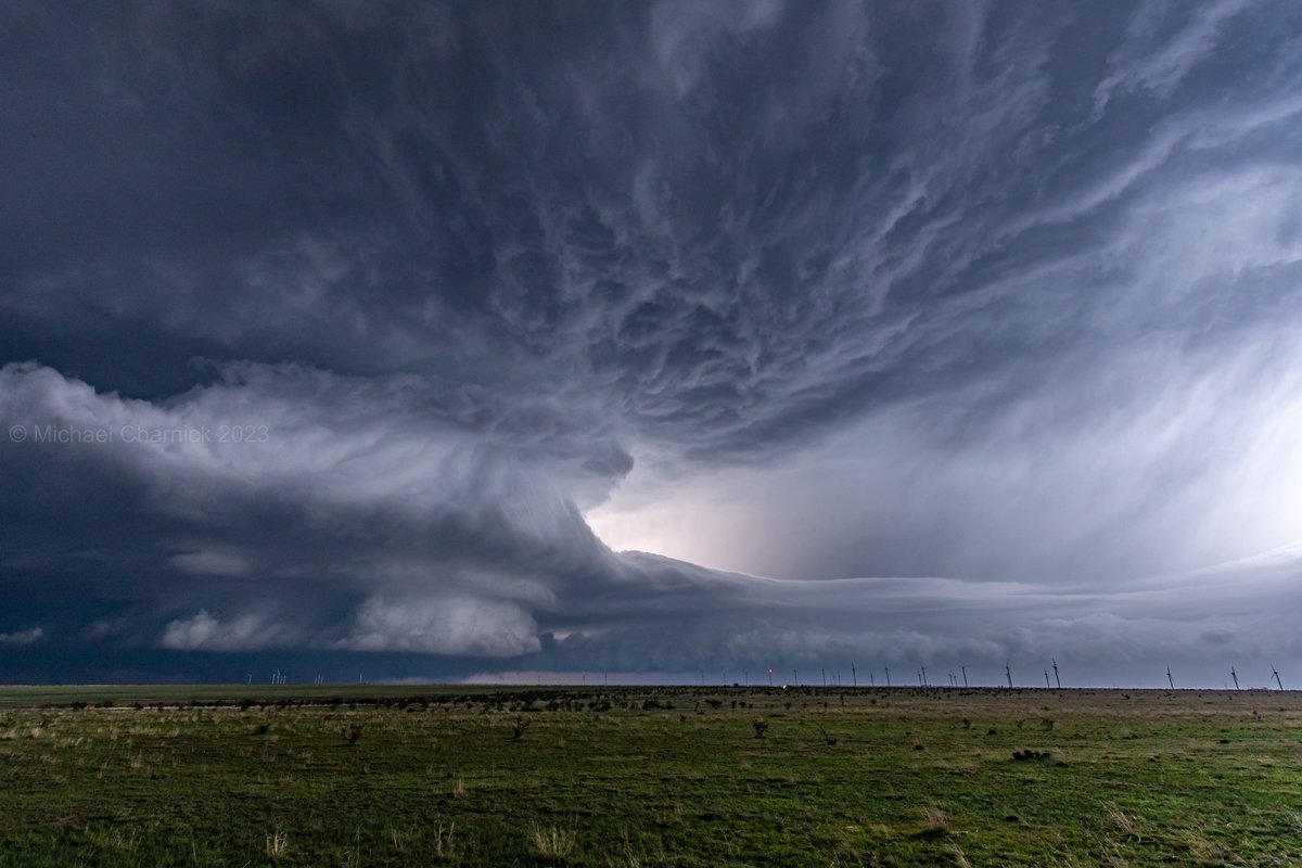 charnick_wx's tweet image. A few more quick edits from last night, south of Tucumcari, New Mexico. Atmospheric artwork! #NMwx #supercell