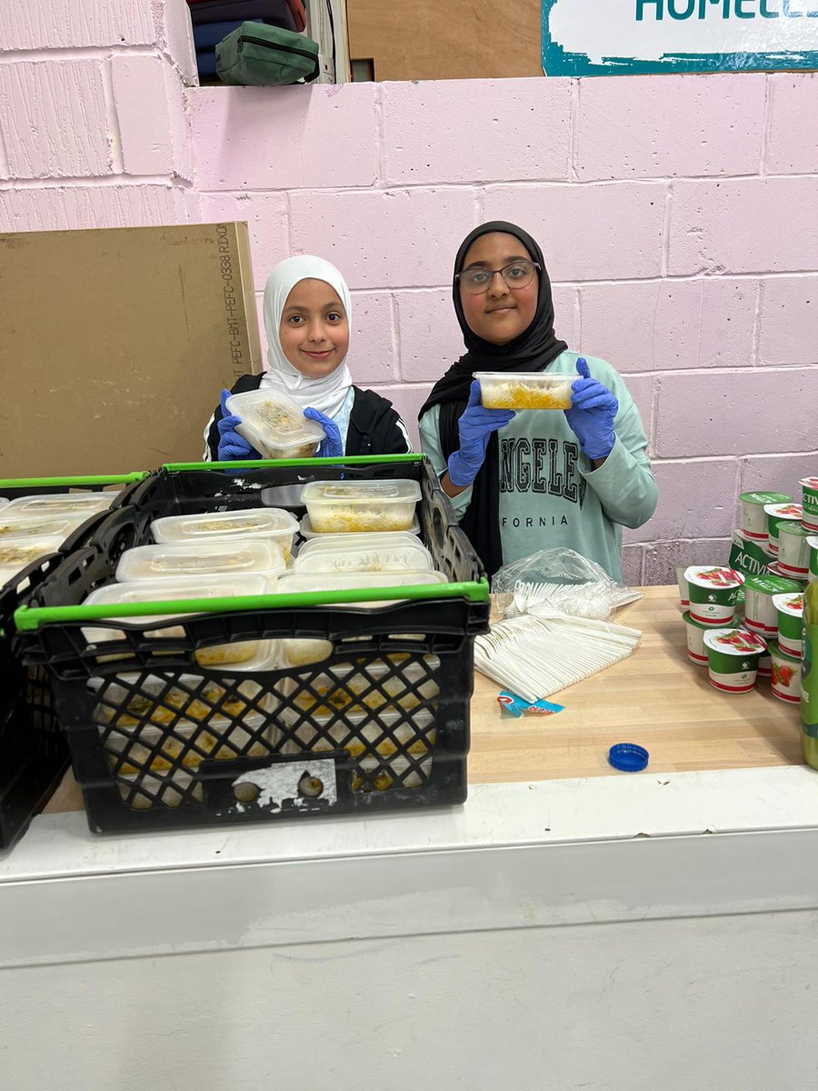 Year 5 helping to pack and deliver hot meals for the homeless shelter. 
#WeAreStar 
#service