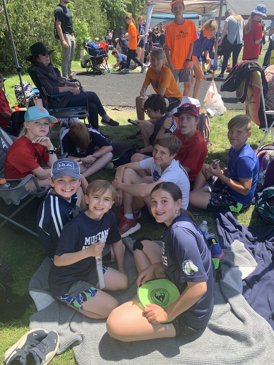 EastMersea4596's tweet photo. East Mersea students relaxing in between events on this beautiful day for a Track and Field Meet! https://t.co/2P2Ncu8t05