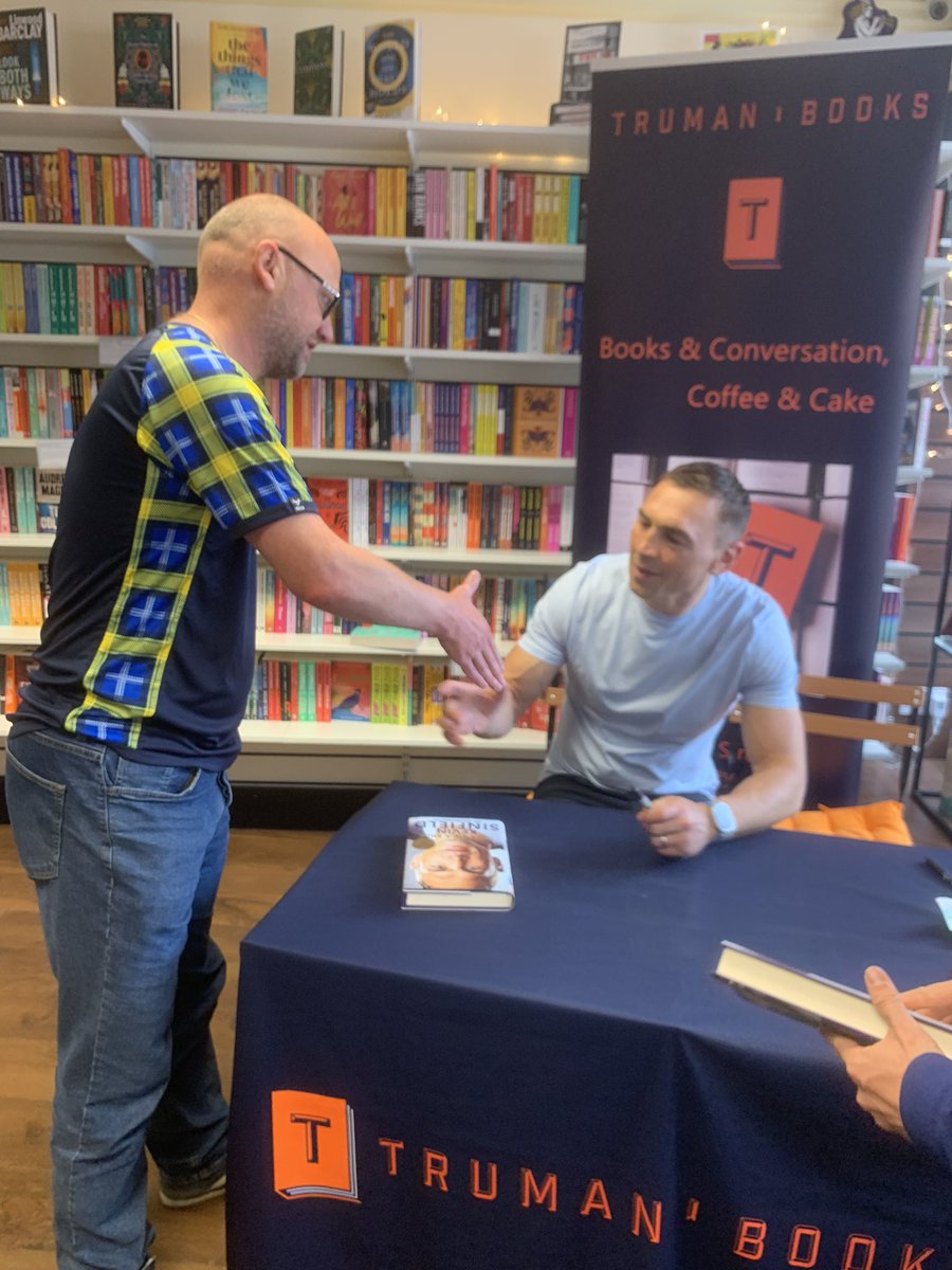 MattNutter1976's tweet image. Amazing to meet this true Legend &amp;amp; Gentleman at his book signing in Farsley #kevinsinfield #sirkev #theextramile #mnd