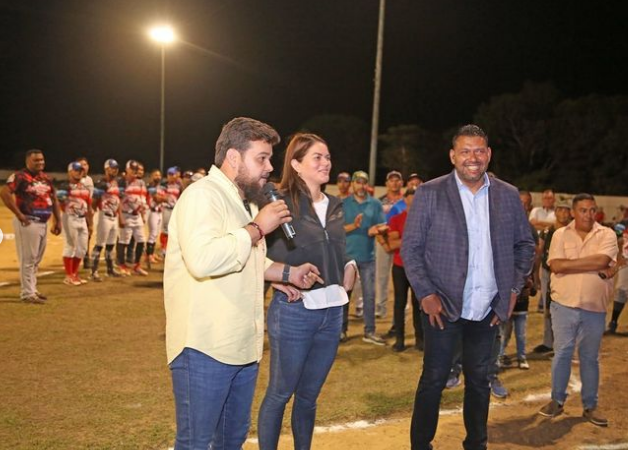 Maturinnosune's tweet photo. Entregan completamente rehabilitado el estadio de béisbol de Jusepín • El gobernador Ernesto Luna y la alcaldesa Ana Fuentes participaron en un encuentro amistoso de softbol con el equipo de la comunidad - https://t.co/1jHign52bx

#Maturin #Monagas
#SiempreJuntoAlPueblo https://t.co/qOuv4sC1VO