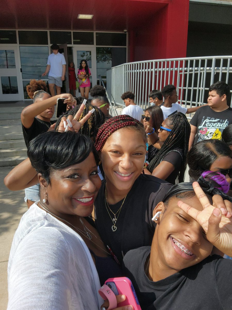 It's a great day to be an 8th Grade Davis Cougar!!!❤️🤍🖤 Six Flags Fiesta Texas Here We Come!!! #Friends, #Funnelcakes #Rollercoasters <a href="/SAISD/">San Antonio ISD</a> <a href="/DrJaimeAquino/">Jaime Aquino</a>