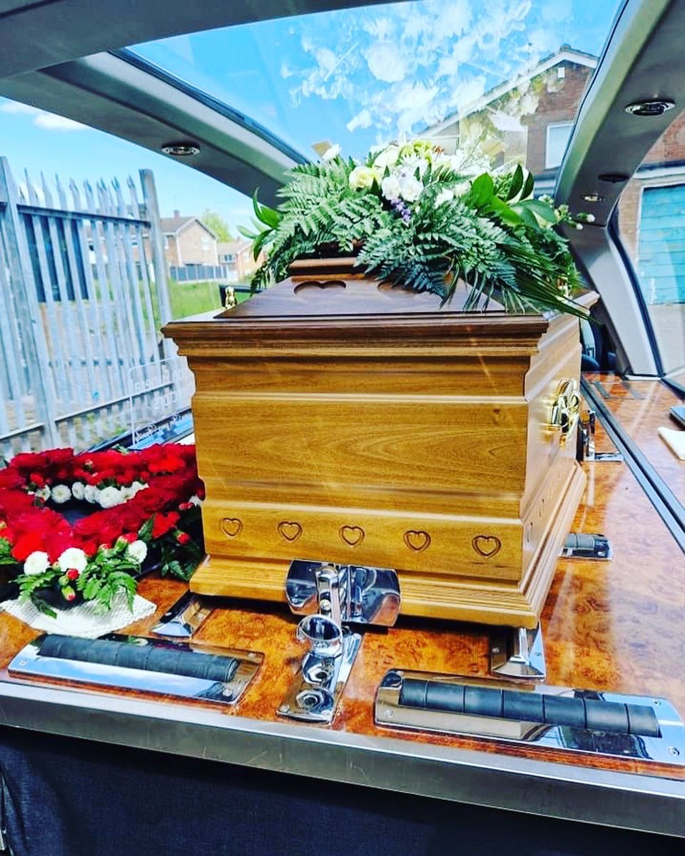 SteveSoultLtd's tweet image. 𝐋’𝐚𝐦𝐨𝐫𝐞 𝐢𝐧𝐢𝐳𝐢𝐚 𝐜𝐨𝐧 𝐮𝐧 𝐬𝐨𝐫𝐫𝐢𝐬𝐨, 𝐜𝐫𝐞𝐬𝐜𝐞 𝐜𝐨𝐧 𝐮𝐧 𝐛𝐚𝐜𝐢𝐨, 𝐟𝐢𝐧𝐢𝐬𝐜𝐞 𝐜𝐨𝐧 𝐮𝐧𝐚 𝐥𝐚𝐜𝐫𝐢𝐦𝐚.” 

“Love begins with a smile, grows with a kiss, and ends with a teardrop.” 💕
#Italian #funeral #lovedone #britishmade