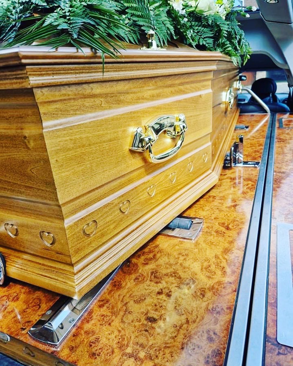 SteveSoultLtd's tweet image. 𝐋’𝐚𝐦𝐨𝐫𝐞 𝐢𝐧𝐢𝐳𝐢𝐚 𝐜𝐨𝐧 𝐮𝐧 𝐬𝐨𝐫𝐫𝐢𝐬𝐨, 𝐜𝐫𝐞𝐬𝐜𝐞 𝐜𝐨𝐧 𝐮𝐧 𝐛𝐚𝐜𝐢𝐨, 𝐟𝐢𝐧𝐢𝐬𝐜𝐞 𝐜𝐨𝐧 𝐮𝐧𝐚 𝐥𝐚𝐜𝐫𝐢𝐦𝐚.” 

“Love begins with a smile, grows with a kiss, and ends with a teardrop.” 💕
#Italian #funeral #lovedone #britishmade